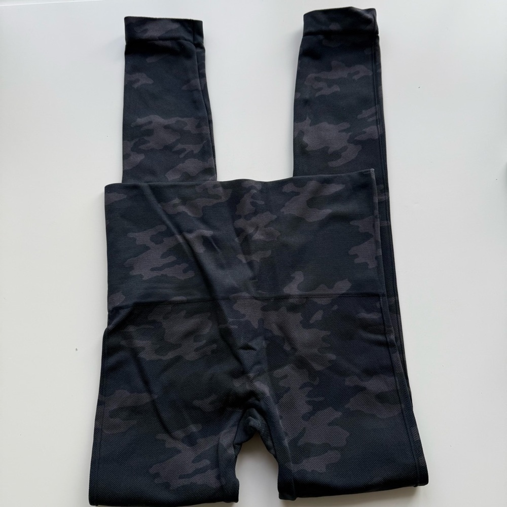 SPANX Look at Me Now Seamless Cropped Legging Size Small - Picture 3 of 9